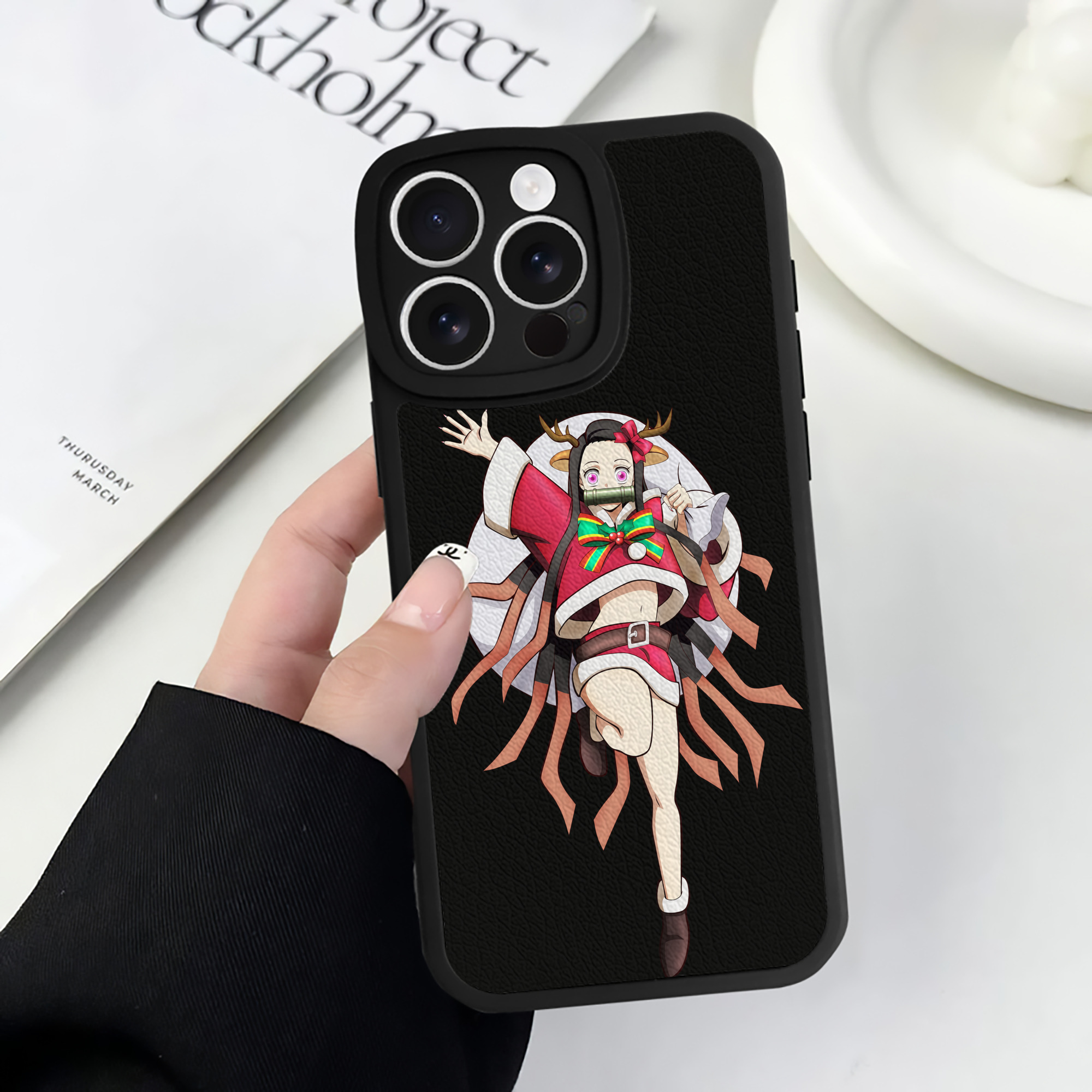 （画像用） 鬼滅の刃（きめつのやいば）竈門 禰󠄀豆子／かまど ねずこ Kamado Nezuko 【iPhone 16シリーズ対応】シリコンスマホケース（レザー調） 材質：シリコン